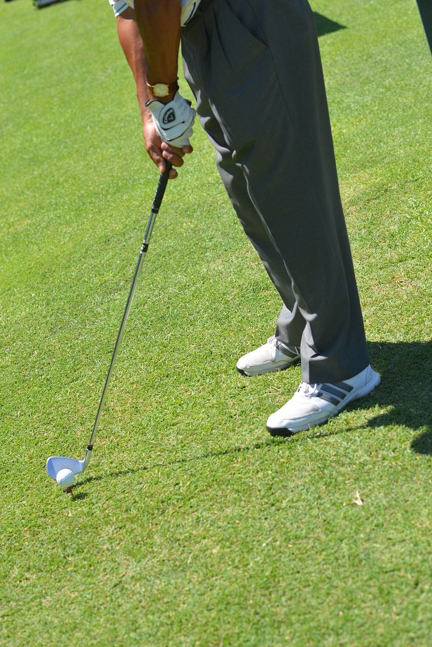 Een man die golf aan het spelen is in België.